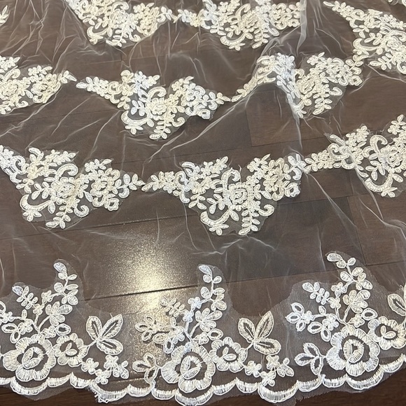 ⭐️WHITE Lace Edge Cathedral Length Wedding Bridal Veil with Comb⭐️ - Picture 6 of 11